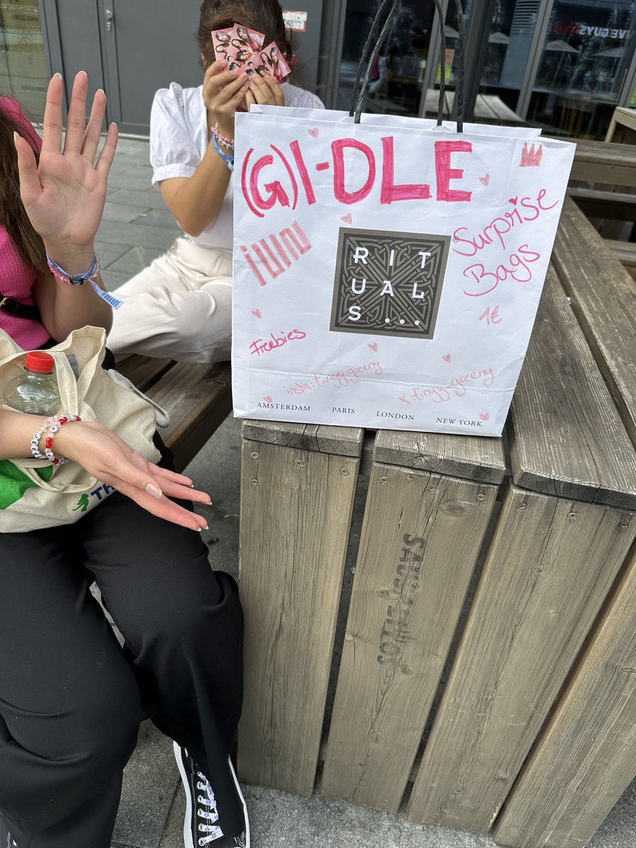 tinyy_greeny's tweet photo. We’re at the venue now! 
We’re just walking around, if you want to buy a goodie bags/bracelets come find us💞 https://t.co/he1F9SA7VP