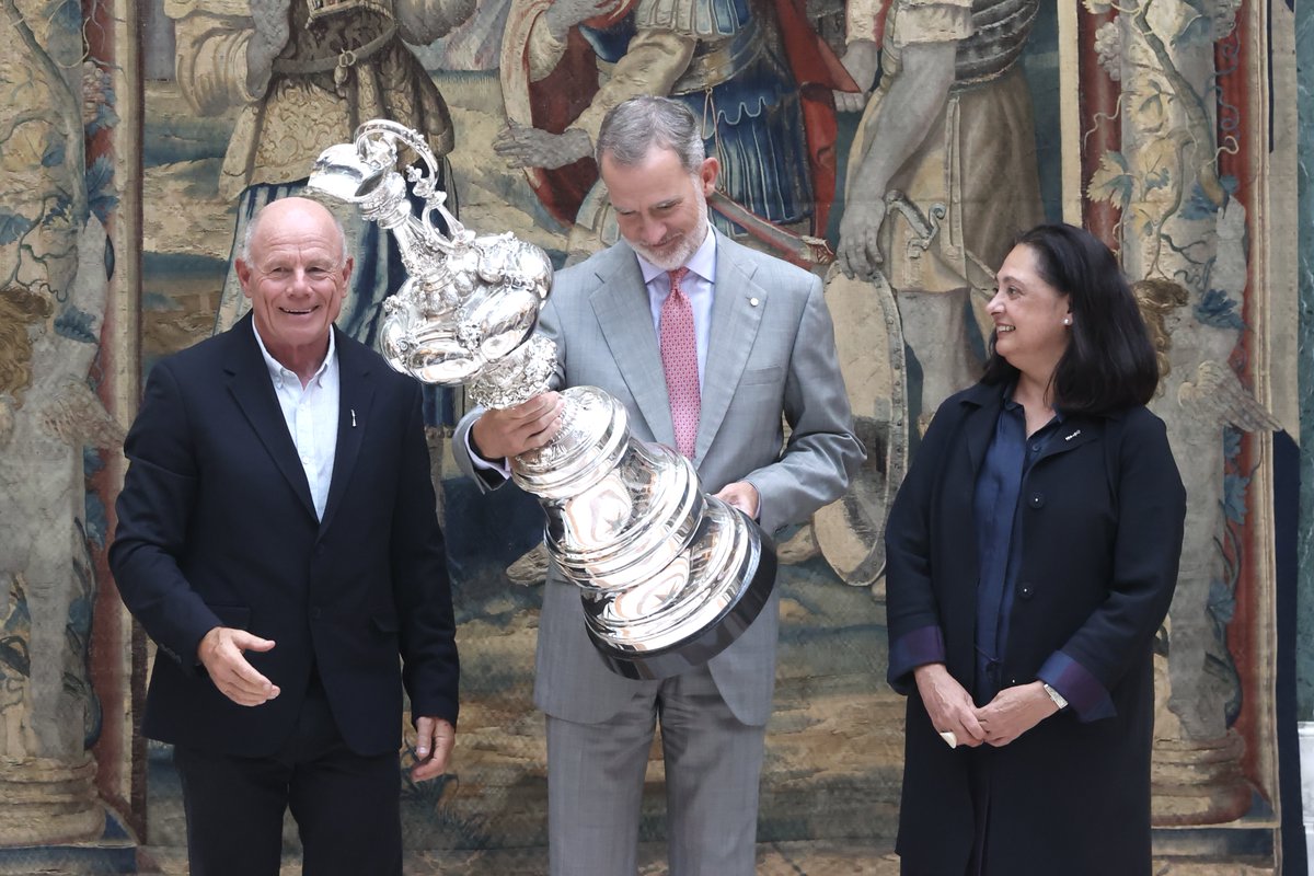 El Rey recibe en audiencia al regatista neozelandés Grant Dalton (CEO de America’s Cup Event Barcelona) y  a Aurora Catà (vicepresidenta de ACE Barcelona) con motivo de la primera regata preliminar de la 37ª edición (#AC37).

➡️casareal.es/ES/Actividades…