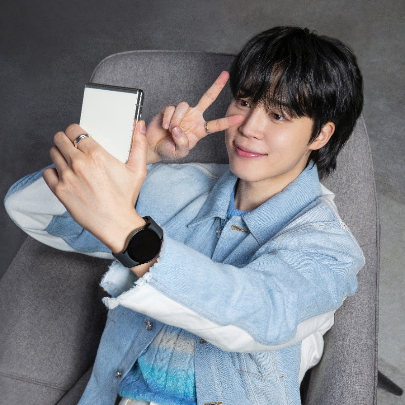 SamsungMobile's tweet photo. #Jimin of @BTS_twt enjoys taking selfies with the #GalaxyZFlip5 everywhere. I mean, his visuals prove it all the time! #GalaxyxJimin #JoinTheFlipSide

Learn more: https://t.co/w2mWE4iv6U
