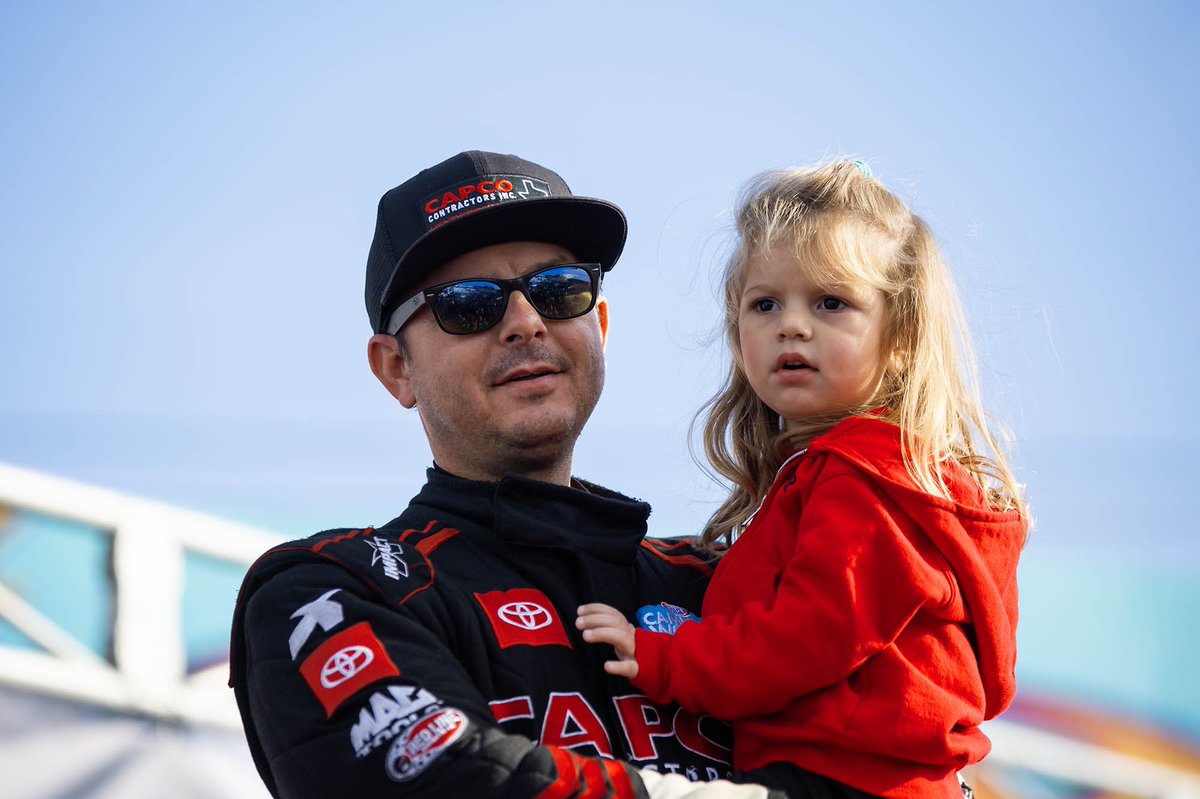 SteveTorrence's tweet photo. Going to try to win her a trophy today. #HowBoutDemCAPCOBoys and girls #ReadingNats #MondayNats
@redlineoil • @MacTools38 • @ToyotaRacing https://t.co/w2VKTOy81b