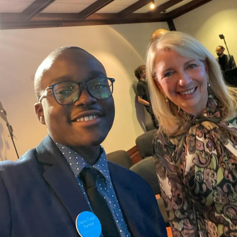 UNICEF_Moz's tweet image. &quot;É dialogando com influenciadores e tomadores de decisão e expondo as minhas ideias e sugestões que posso contribuir para combater as mudanças climáticas e tornar o mundo melhor para todos&quot; - Weiss Pambe, Jovem Advogado do UNICEF 🇲🇿 durante o #SDGActionWeekend.
#UNGA78