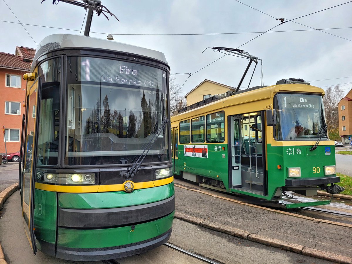 markomainio's tweet photo. Kaksi Helsingin Kantakaupungin alueen sporaa Pohjolanaukion päätepysäkillä Käpylässä. Pian taas skurut kulkevat myös Käpylään pienen tauon jälkeen.
#tram #helsinki #tramdriver #travel https://t.co/cd8bS2N5U0
