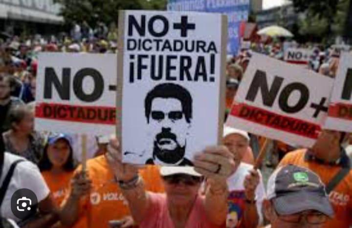 'Ultima encuesta realizada en Vzla, Agosto2023, revela que rehazo a Maduro se incremento del 85% al 87%; es decir de cada 100 vzlnos, sólo 13 avalan su 'gestión'; los cuales 9 son enchufados y 4 son idiotas' @Nelsonpvzla1 @el_bolivarense