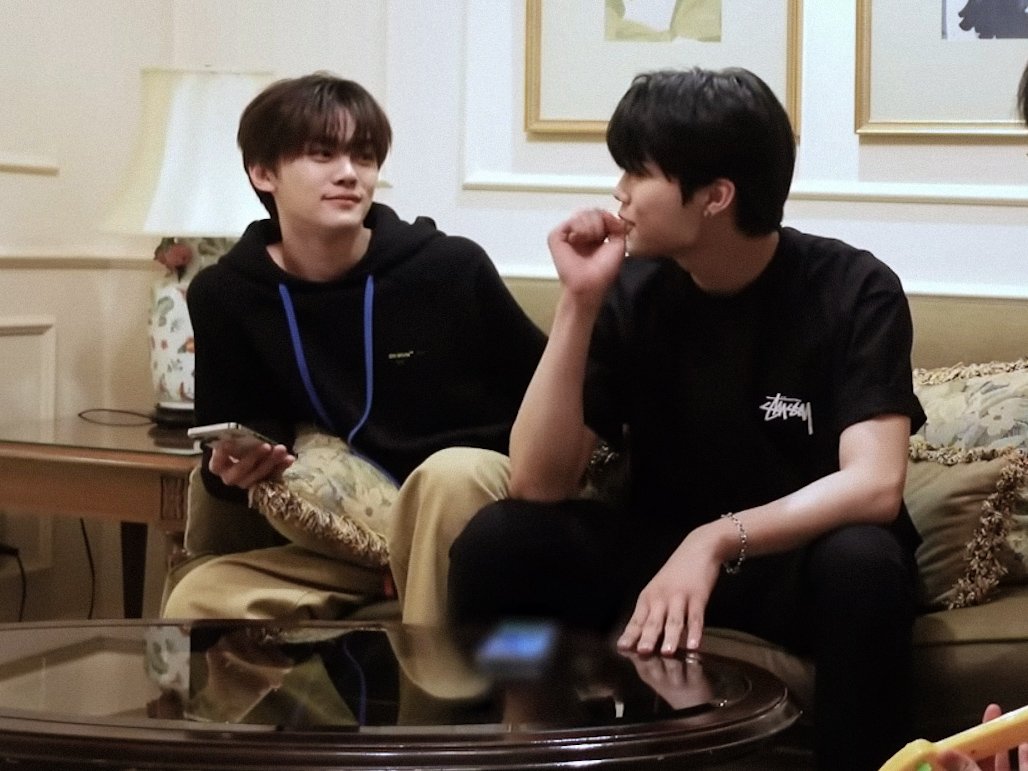 Pernah kebayang gak sih kalo cinta bisa tumbuh gara-gara saldo e-money yang habis trus dibantuin masuk halte sama penumpang lain?🤔

• gyuwook / gunvin au 
(tag on alt)