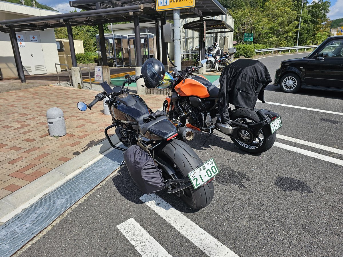 Raionmaru_316's tweet photo. 無事、丹後へ帰還。今日のコース、信号のない下道とか色々リサーチしてたのに、雨雲レーダーを見ながら……結局高速道路ツーリングになってしまった。しかしスポーツスターS道路が濡れているだけで背中ビチョビチョ問題…何とかせんとあかんなぁ……料理長お疲れさん。2日で670kmの旅でした。#sc80 https://t.co/9aKH26KhsW