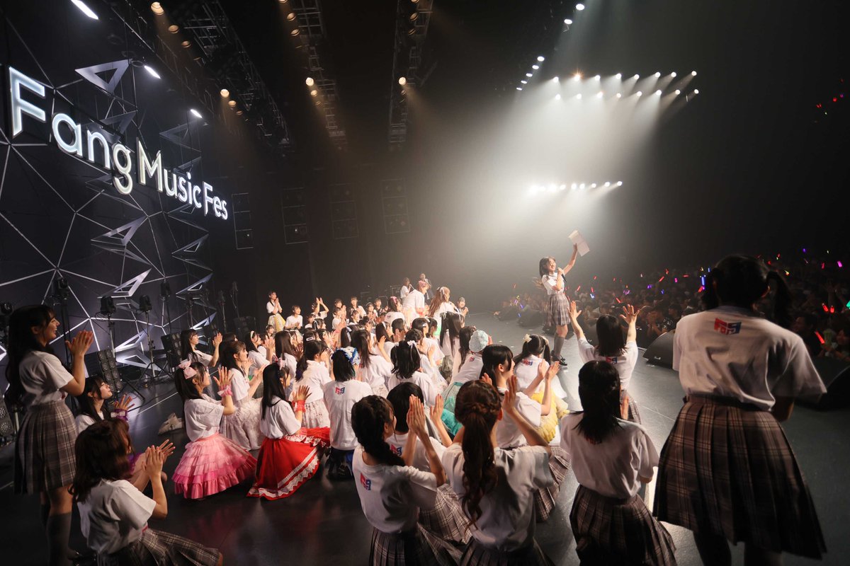 Fangfes0213's tweet photo. ／

　「Fang Music Fes #02」
　　エンディング🎉

＼

#ファングフェス のTシャツを着た
全出演者が登場👕✨

篠宮さんが選ぶMVPは…？？？

🌟22/7　月城咲舞さん🌟
(@emma_tsukishiro )

おめでとうございます🌟
決め手は音がならないという
忍者ジャンプ🥷！！

#ファングフェス