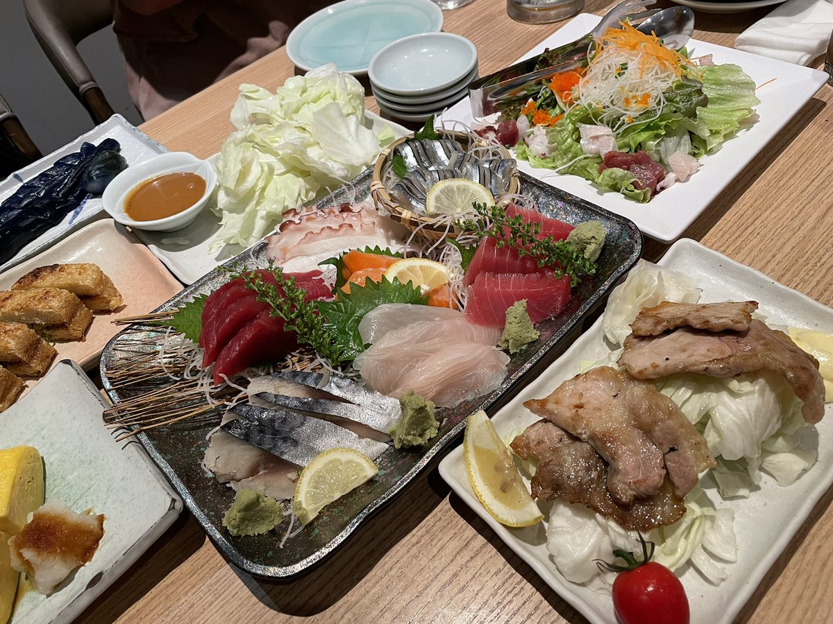 BLsakaba's tweet photo. BL文芸部終了👏👏👏
せっかく集まったのに、自己紹介も中途半端なまま語る語る…
時間余ったら…なんて心配もいらず、旧知の友人のように語り、二次会へ。
部活写真は撮り忘れ、宴会の刺身だけアップするダメ幹事ですみません。後ほど話題の一部をご紹介しますね。楽しかった‼️ https://t.co/LlV2rcjYAp