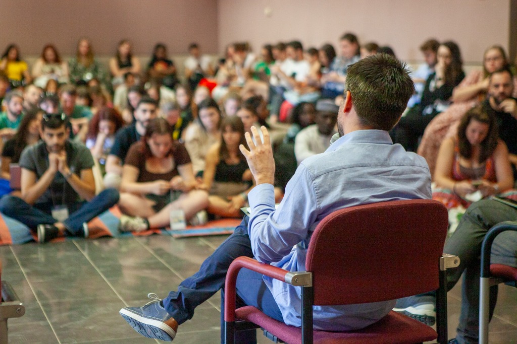 DVelosoLarraz's tweet photo. Hoy participé con @milosris, Tilemachos Boni, Thaïs Leray y @BenjaminMwape en la mesa institucional que abrió la Universidad de la Juventud y el Desarrollo del @NSCentre del Consejo de Europa. Esta edición, con más de 230 personas de 70 países, será sobre "Paz y Cambio Climático" https://t.co/AJQAMbovwx