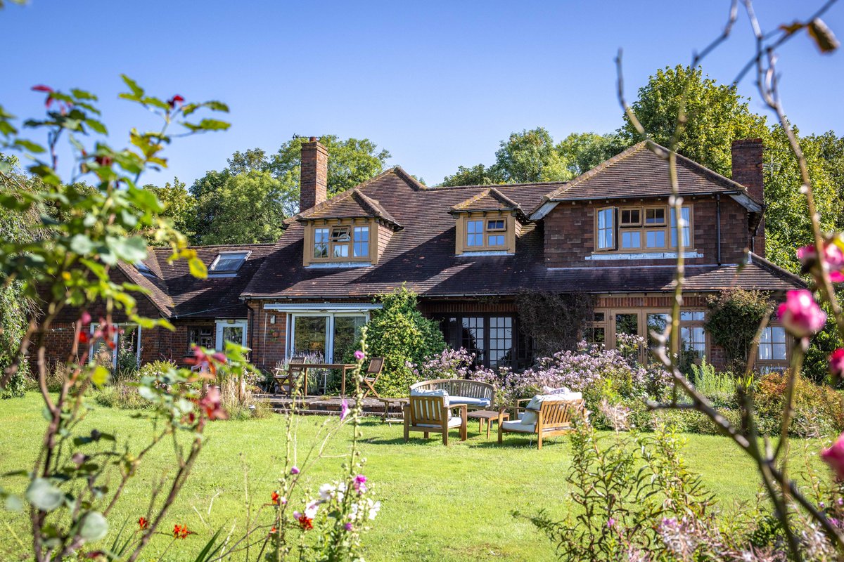 New listing! Southfields Farm, Bledlow Ridge; immaculate farm in an outstanding position nestled in the heart of the Chilterns. Approximately 14.973 hectares (37 acres). #land #forSale #BUCKINGHAMSHIRE #FARM  briggsandstone.co.uk/app/uploads/20…