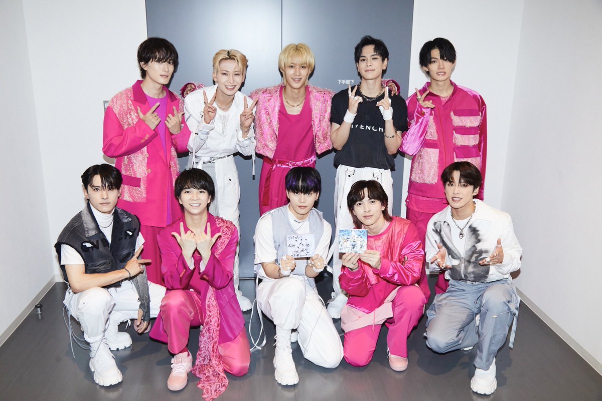 milk_info's tweet photo. 『ＣＤＴＶライブ！ライブ！フェスティバル！２０２３』にて
MCの #下野紘(@shimono_kousiki) さん、#JO1 (@official_jo1)さん、#MAZZEL (@mazzel_official) さん と撮っていただきました📸
ありがとうございました☺️✨
#MILK #CDTVライブライブフェスティバル https://t.co/XsSCwb7Z0H
