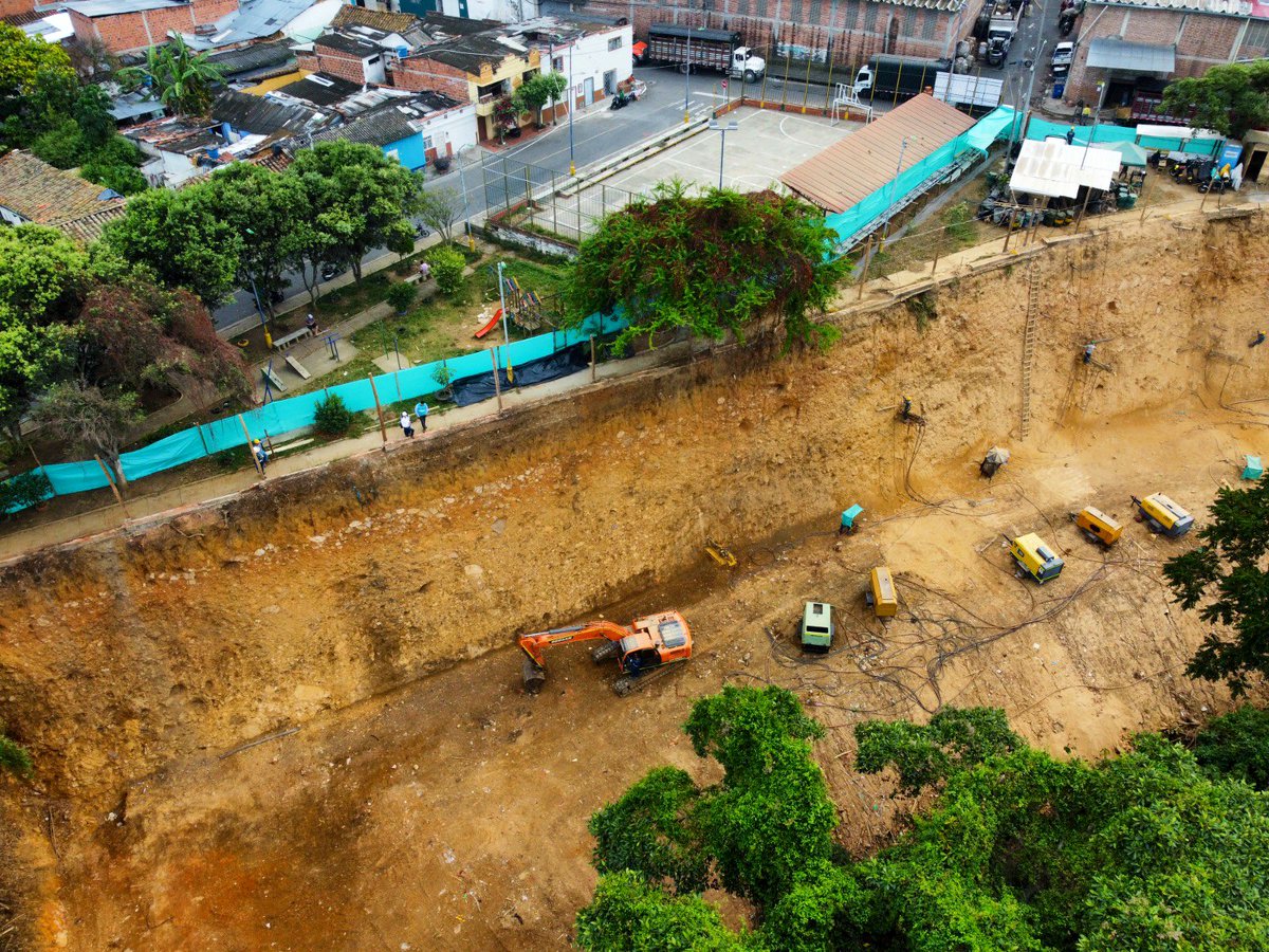 CARCDMB's tweet photo. ⚠️ Más obras para salvar vidas y mitigar el temido ‘cáncer’ de la erosión ⚠️
Avanzamos un 21% en la construcción de una pantalla anclada entre los barrios Chapinero y San Rafael en la escarpa nororiental de #Bucaramanga, en zona del Distrito Regional de Manejo Integrado, #DRMI. https://t.co/zXhC9kuC6W