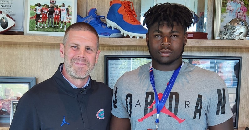 On Saturday, one of the #Gators' top 2025 targets was in Gainesville for the fourth time this year. #UF is making a very strong case early on. 'There's just something about that Orange and Blue.' STORY: on3.com/teams/florida-… (On3+)
