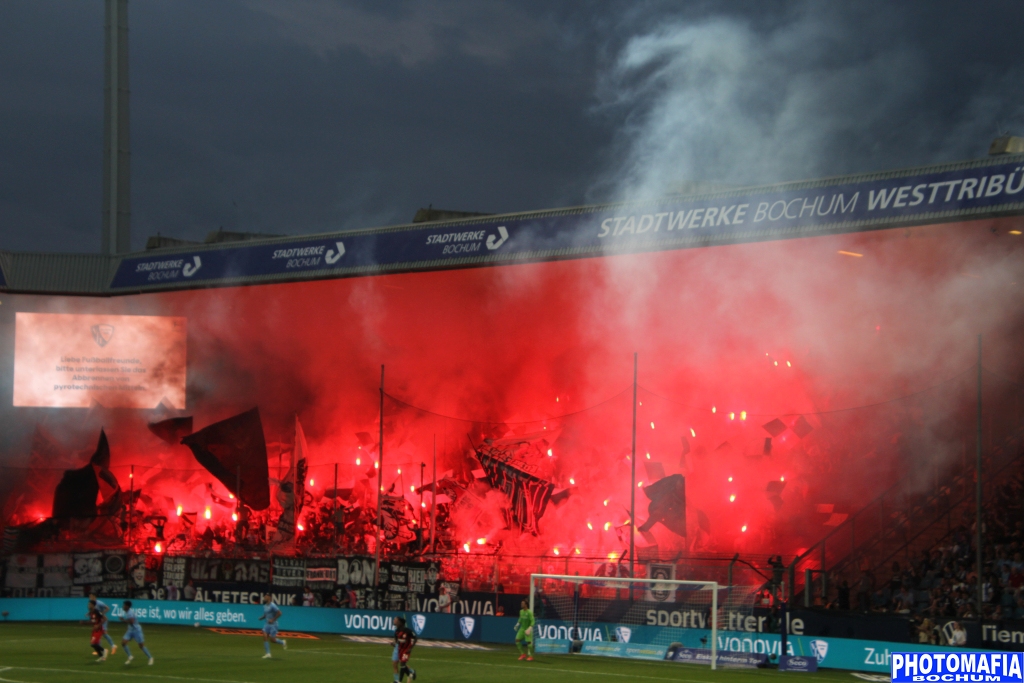 FasziFankurve's tweet photo. Wir haben Fanfotos von 30 Partien des aktuellen Spieltags für euch hochgeladen, von #Bundesliga bis #Oberliga. Klickt euch durch die Galerien & geht auf eine Reise quer durch die #Fankurven der Republik: #BOCSGE #BFCSVB #DSCSCF #BSCEBS #FCEFSV #H96OSN https://t.co/YnySRCRByu https://t.co/SBSchuaEjW