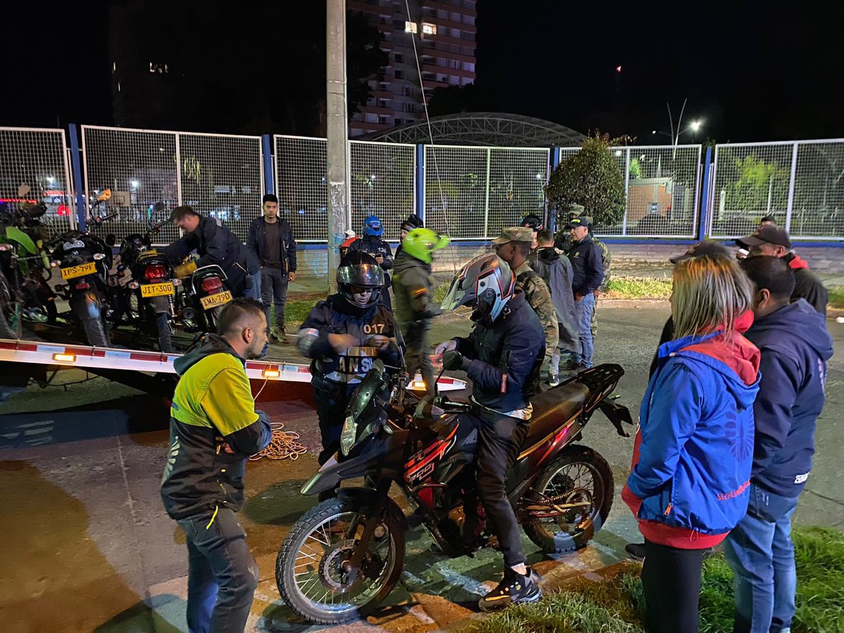 AndresPB1981's tweet photo. #LaPrimeradelDía en #LaGranCapital 

Presentamos los resultados de la última semana  en nuestra estrategia #PaztoSeguro20 en articulación con la @PoliciaPasto, @Ejercito_Div3, @GobiernoPasto, @PastoTransito y @DAEP_Pasto 

Resultados:

✅ 28 Operativos 
✅ 571 Requisas
✅ 41 Traslados a CTP
✅ 1  Captura
✅ 33 Papeletas de SPA incautadas
✅ 8 Armas blancas incautadas
✅ 599 Comparendos de tránsito
✅ 213 Motos inmovilizadas
✅ 96 Carros inmovilizados
✅ 14 Verificaciones normativas a establecimientos
✅ 4 Establecimientos cerrados
✅ 249 Sensibilizaciones de campañas ciudadanas
✅ 184 Verificaciones de antecedentes a ciudadanos
✅ 2 Activaciones de ruta a menores
✅ 69 Despejes de espacio público (parques)

@alcaldiapasto 
@TremendoVilla 
@RadNalCo 
@viva780am 
@GERMANCHAMORRO1