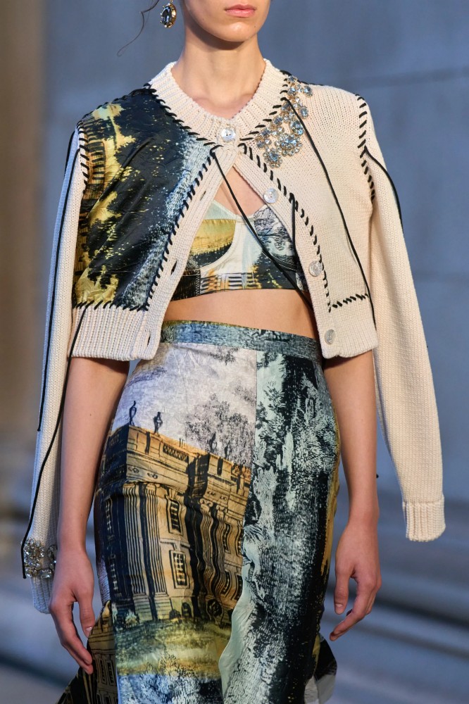COLLECTIONS – Erdem.
Colección inspirada en el vestuario de la fallecida Deborah ‘Debo’ Cavendish, Duchess of Devonshire / Collection inspired in the wardrobe of the late Deborah ‘Debo’ Cavendish, Duchess of Devonshire #Collections  #LondonFashionWeek 

thecostumemagazine.com