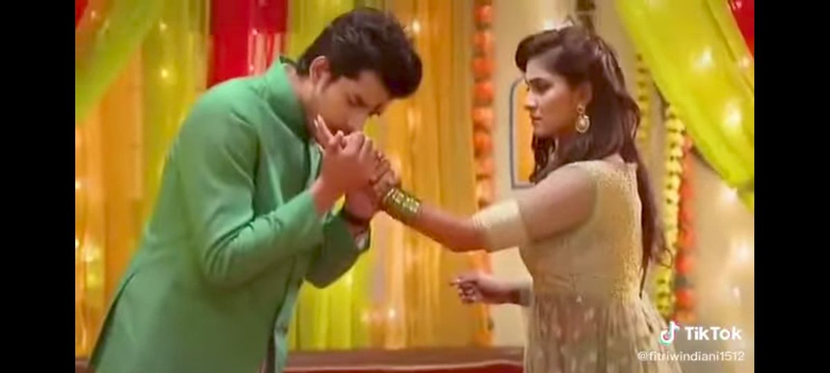 ___Goyal_Priya's tweet photo. As green looks are coming I still miss his these 2 looks in green for SP amd Samar respectively. And ofcourse #durjay and #sanan too. Now waiting for #PalVeer/Rajveer in green.
#KundaliBhagya #ParasKalnawat #RajveerLuthra
SP/DurJay                       Samar/SaNan https://t.co/0pJD9J61SQ