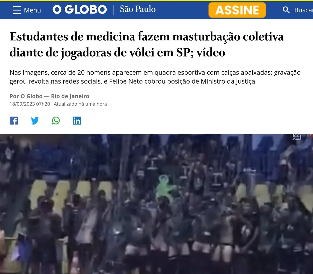UmaPaginaSocial's tweet photo. "[...] cerca de 20 homens aparecem correndo na quadra com as calças abaixadas [...] enquanto tocam suas partes íntimas. Já em outro vídeo, é possível ver a presença dos estudantes em uma plateia assistindo ao jogo feminino e simulando a masturbação"
https://t.co/0t7CLiUCi1 https://t.co/3cdZZ0TDOp