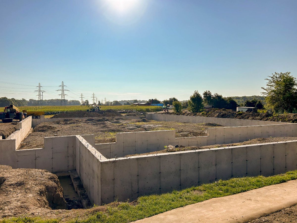 NationalBuildi2's tweet photo. All ready for framing out here at the Strobach project here in Niagara.
She'll be a real nice one when it's all up!
#customfarming #cashcrop #driveshed #machineshed #barnbuilder #contractor #contractorsofinsta #ag #agriculture https://t.co/zRYVco1evH
