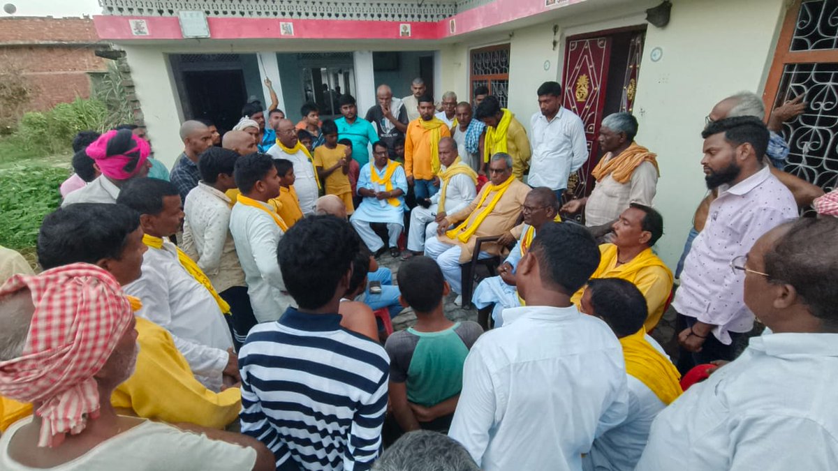 arvindrajbhar07's tweet photo. आज माननीय राष्ट्रीय अध्यक्ष श्री ओमप्रकाश राजभर जी ग्रामसभा मुहम्मदपुर मनोरथ जनपद गाजीपुर निवासी श्री घुरहू राजभर जी के निजीनिवास पहुंच परिजनों से मुलाकात कर गहरी शोक संवेदना व्यक्त की। https://t.co/v6ThaRLjwN
