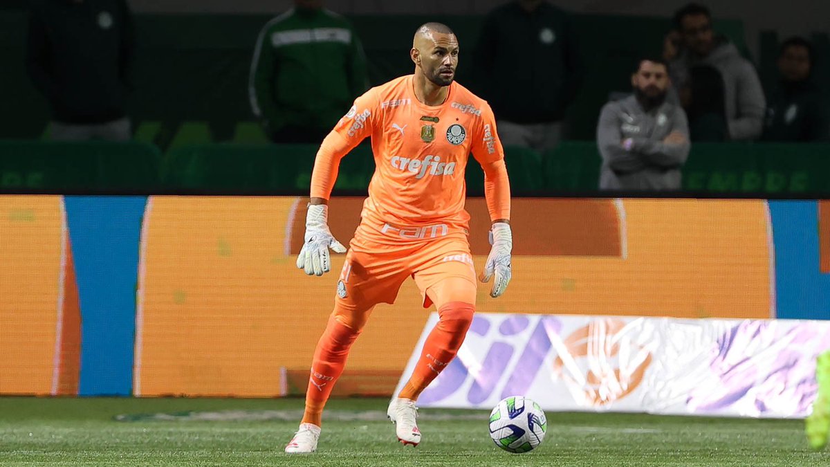 futebol_info's tweet photo. Weverton, do Palmeiras, é aprovado em exame teórico e está muito perto de se tornar piloto de avião.

🗞 @geglobo 
📸 Cesar Greco/Palmeiras https://t.co/pJQWgthvNr