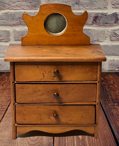 This charming handmade pine chest of drawers comes from #Appleton, #Wisconsin. It features three drawers with two turned wooden knobs and a hand cut one, all with a dark stain. #vintage #dolls #Childrensdecor
primpingyourhome.com/product/109230…