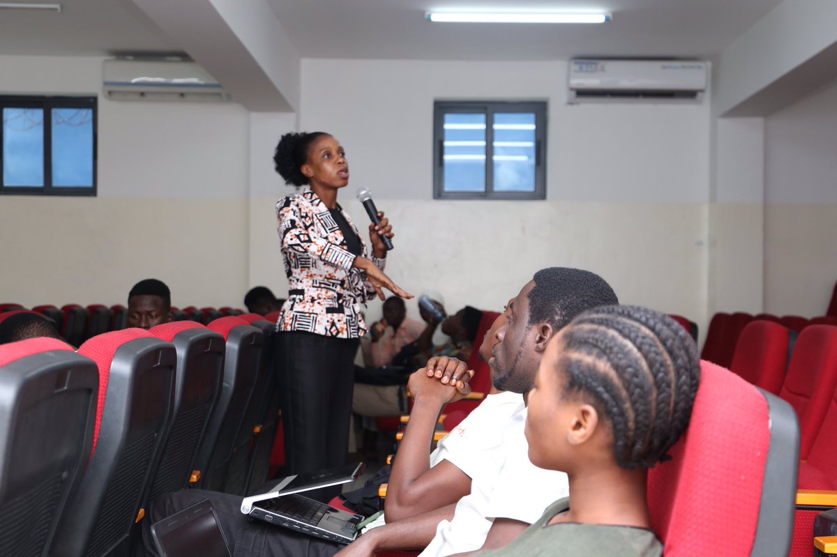 Sunflower_dak's tweet photo. Enjoyed September #TimeWithAMentor together with the community at @openlabsgh 😁🎉
We had @IreneSiaw_ as our mentor. Her session has been one of my favourite. It was engaging, insightful and empowering.
We learned about brand building and AI prompts.
Thank you so much ma’am♥️ https://t.co/TB6JWejd09