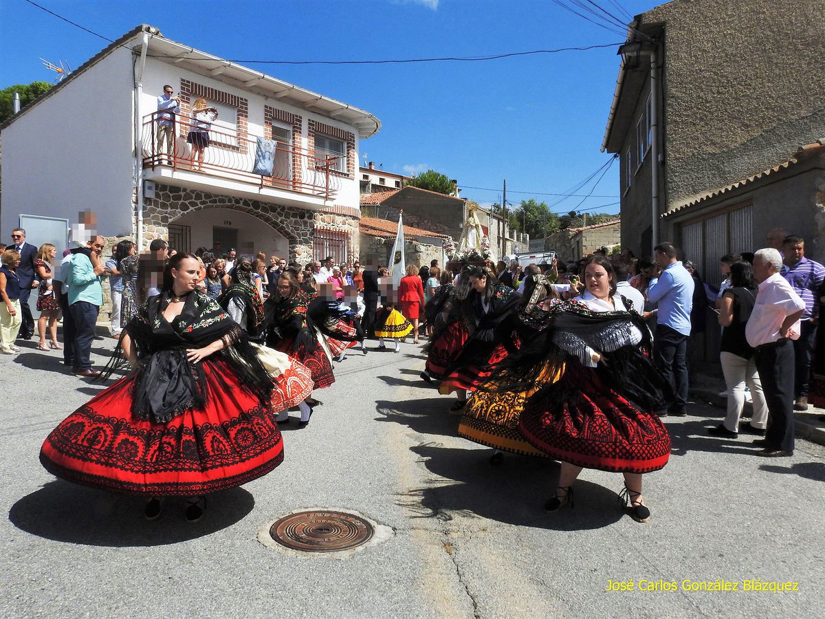 AvilaEscondida's tweet photo. #Fiestas_abulenses: Fiesta de la Virgen del Consuelo en La Serrada (Ávila). El traje de serrana,  fundamentalmente, constituye uno de los elementos imprescindibles de estas fiestas (1) 

@Lavozabulense @turismodeavila @TurismoEnAvila @avilatuitea @dipuavila https://t.co/aebbolwcfB