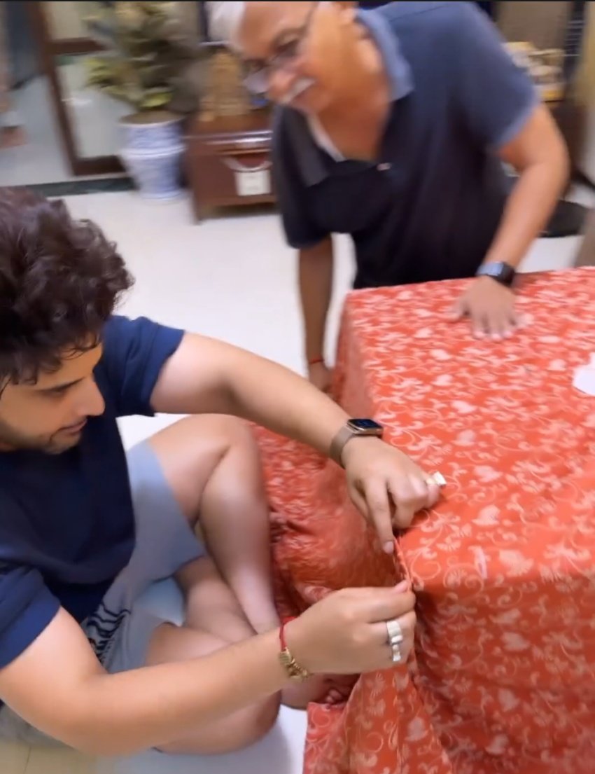 karan_is_fav's tweet image. #tejran who?😏
I love #karpa 😮‍💨❤️🧿
Full twinning navy blue t shirt, shorts , apple watch 😂😭
#karankundrra #tejasswiprakash #papaWayangankar