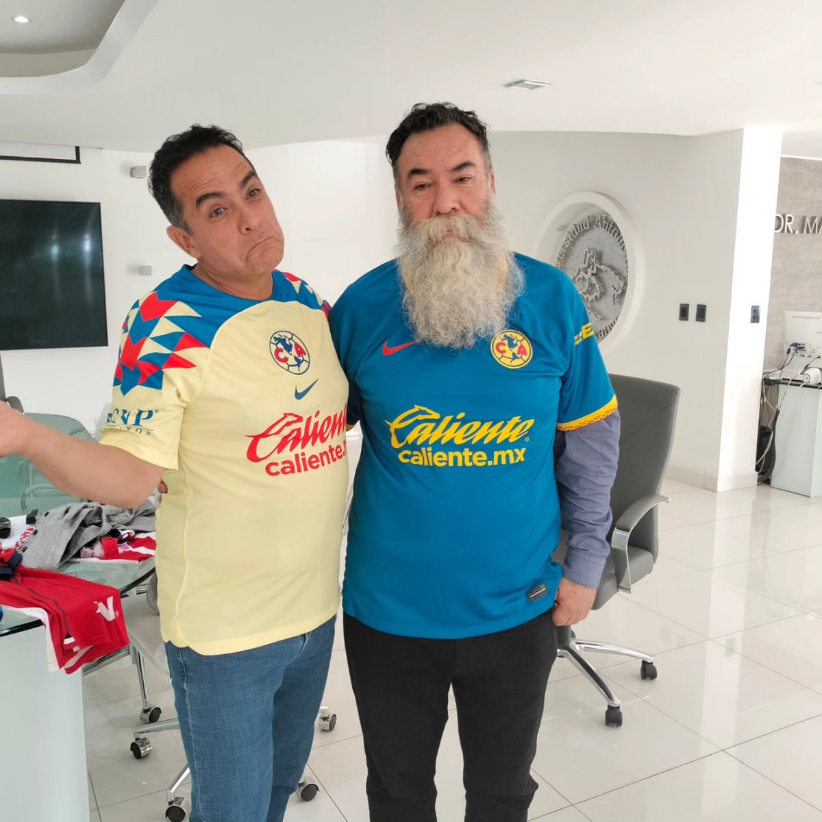 CarlosVargasDFT's tweet photo. Y Papá Lobo pago su apuesta con el presidente @josejoseantonio de ponerse la playera del #america tras la golpiza que le puso al #Guadalajara en el #ClasicoNacional.
Además, regalará 150 paquetes de útiles escolares a niños de escasos recursos como apoyo a la educación en Durango https://t.co/RMxykcMYYj