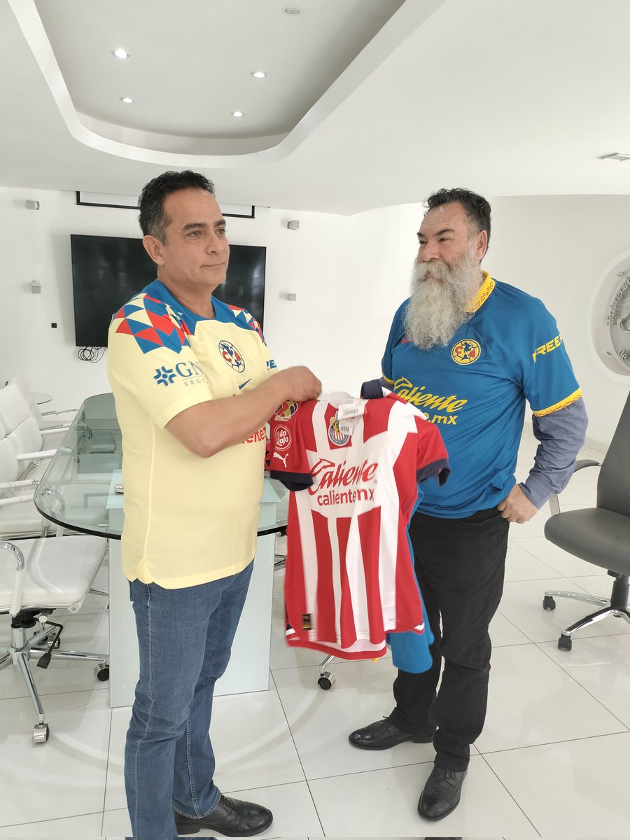 Carlos A. Vargas (@carlosvargasexa) on Twitter photo Y Papá Lobo pago su apuesta con el presidente <a href="/josejoseantonio/">Toño Ochoa</a> de ponerse la playera del #america tras la golpiza que le puso al #Guadalajara en el #ClasicoNacional.
Además, regalará 150 paquetes de útiles escolares a niños de escasos recursos como apoyo a la educación en Durango Y Papá Lobo pago su apuesta con el presidente <a href="/josejoseantonio/">Toño Ochoa</a> de ponerse la playera del #america tras la golpiza que le puso al #Guadalajara en el #ClasicoNacional.
Además, regalará 150 paquetes de útiles escolares a niños de escasos recursos como apoyo a la educación en Durango