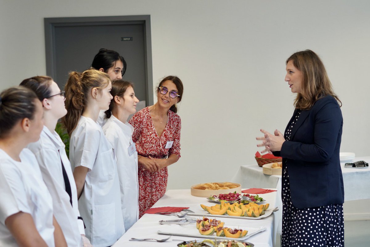📍Aujourd’hui au lycée E. Branly à Amiens, pour suivre la mise en œuvre de la réforme des lycées professionnels.

350 élèves se forment notamment aux métiers de la mode et sont désormais aidés par un bureau des entreprises pour trouver des stages de qualité dans cette industrie !
