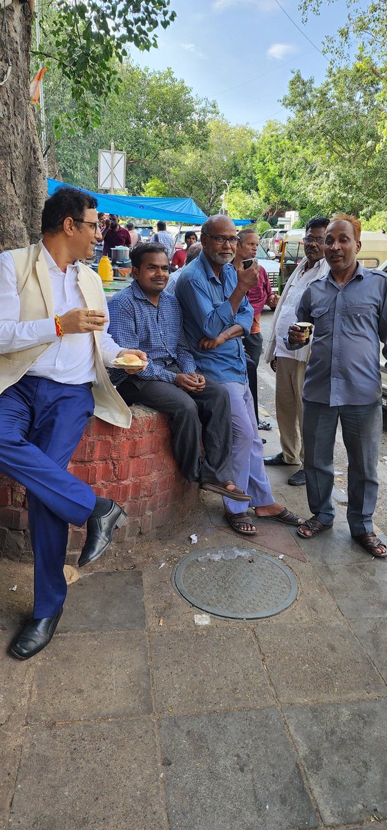 Prof_RKU's tweet photo. शाम को किसी नुक्कड़ पर चाय पीने और जन चर्चा सुनते रहने का आनंद मुझे बड़ी शक्ति और सूचना देता है। ये जगह मुझे बहुत प्रिय है, इससे भी ज्यादा प्रिय एक और जगह है जहां पत्रकार मित्र मिलते हैं, लेकिन यहां की चाय जैसी चाय तो बस पूछिए नहीं। 
#WomenReservationBill #HistoricSession https://t.co/HV1IqrIg5i