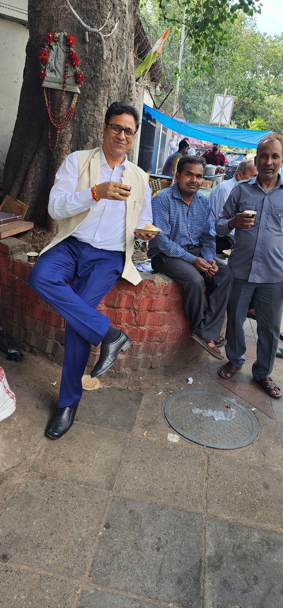Prof_RKU's tweet photo. शाम को किसी नुक्कड़ पर चाय पीने और जन चर्चा सुनते रहने का आनंद मुझे बड़ी शक्ति और सूचना देता है। ये जगह मुझे बहुत प्रिय है, इससे भी ज्यादा प्रिय एक और जगह है जहां पत्रकार मित्र मिलते हैं, लेकिन यहां की चाय जैसी चाय तो बस पूछिए नहीं। 
#WomenReservationBill #HistoricSession https://t.co/HV1IqrIg5i