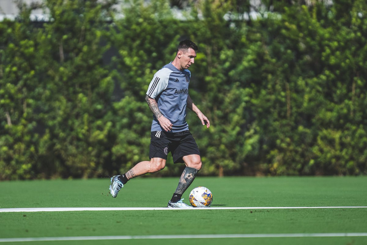 Messi has shaved his beard.

Ballon d'Or photoshoot!!!  😄