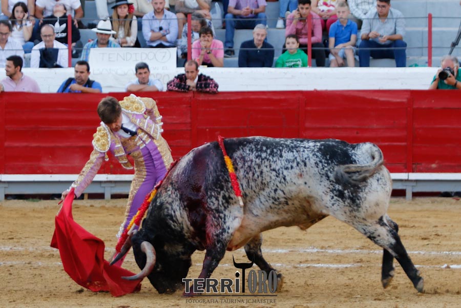 Mundillo Taurino (@mundillotaurino) on Twitter photo Oreja tras aviso para Juan Leal en el cuarto.
<a href="/JuanlealJuan/">Juan Leal</a>
<a href="/JuanLealweb/">Info Juan Leal</a>
<a href="/MAESTREJc/">JUAN CARLOS MAESTRE-TERRITORO</a>
<a href="/MundilloTaurino/">Mundillo Taurino</a>
#bargas
#torosbargas Oreja tras aviso para Juan Leal en el cuarto.
<a href="/JuanlealJuan/">Juan Leal</a>
<a href="/JuanLealweb/">Info Juan Leal</a>
<a href="/MAESTREJc/">JUAN CARLOS MAESTRE-TERRITORO</a>
<a href="/MundilloTaurino/">Mundillo Taurino</a>
#bargas
#torosbargas