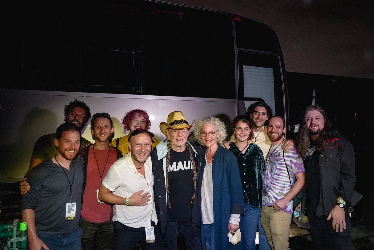CricketRamsey's tweet photo. “Your presence is welcome with me and my friend here” #willienelson #amyirving #goolis https://t.co/mg2Hi5gan2