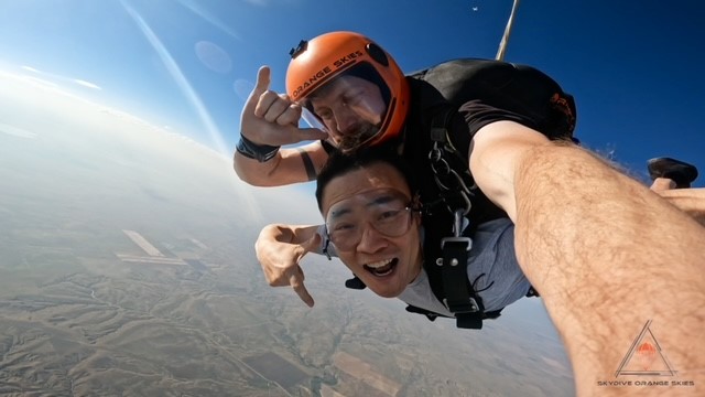 Dr. Park receives R01 as subcontract PI from @NIH/@NatEyeInstitute titled 'Opioid Modulation of Retinal Ganglion Cells Providing Photoentrainment of the Circadian Clock.' He also did some celebrating of his 50th birthday! #skydiving #CUDenverBioe 🥳✈️