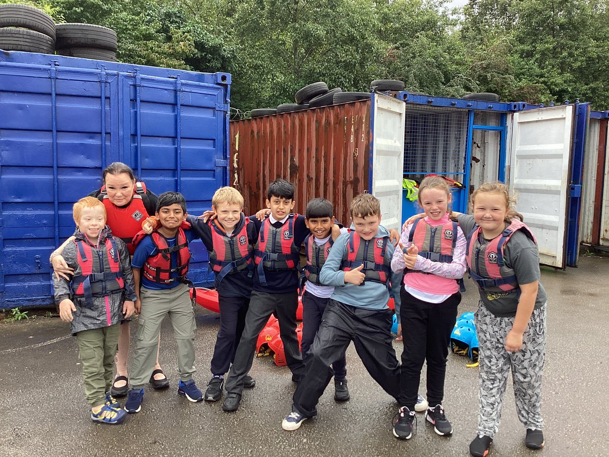 Vernon56KS2's tweet photo. What a fantastic start to Watersports for Year 5! Today each group got to take part in either paddle boarding, kayaking or canoeing! It was lots of fun! π #VPPPE https://t.co/56Olyt47F0