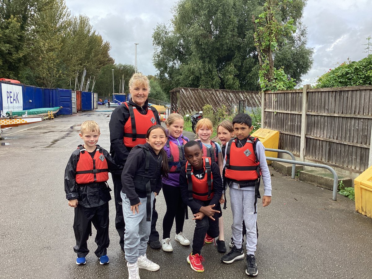 Vernon56KS2's tweet photo. What a fantastic start to Watersports for Year 5! Today each group got to take part in either paddle boarding, kayaking or canoeing! It was lots of fun! π #VPPPE https://t.co/56Olyt47F0