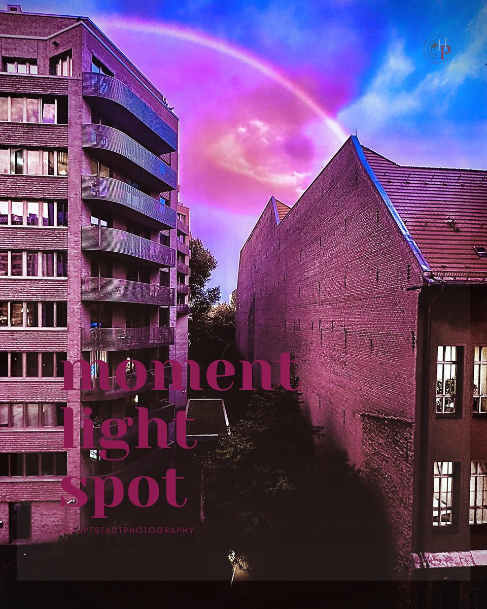 Berlin’s magischer Moment: Ein Regenbogen zwischen städtischen Wänden und ein lilafarbener Himmel als Hintergrund. Die Stadt überrascht immer wieder! 🌈💜 #BerlinMagic #UrbanRainbow #LilaHimmel #CitySurprises #TheZebraFighter <a href="/HauptstadtPhoto/">Hauptstadt Photography</a>