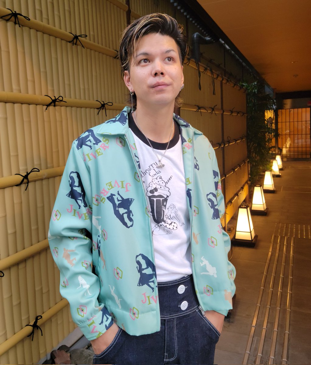 JIVEERS　SWING TOP

ジャイブやツイストを踊る人々をモチーフにしました。
生地から製作した、オリジナルスイングトップです。

ユニセックスで、お色はLime　GreenとIvoryの二種類になります。
・
・
・
#swingtop #jokerandmari