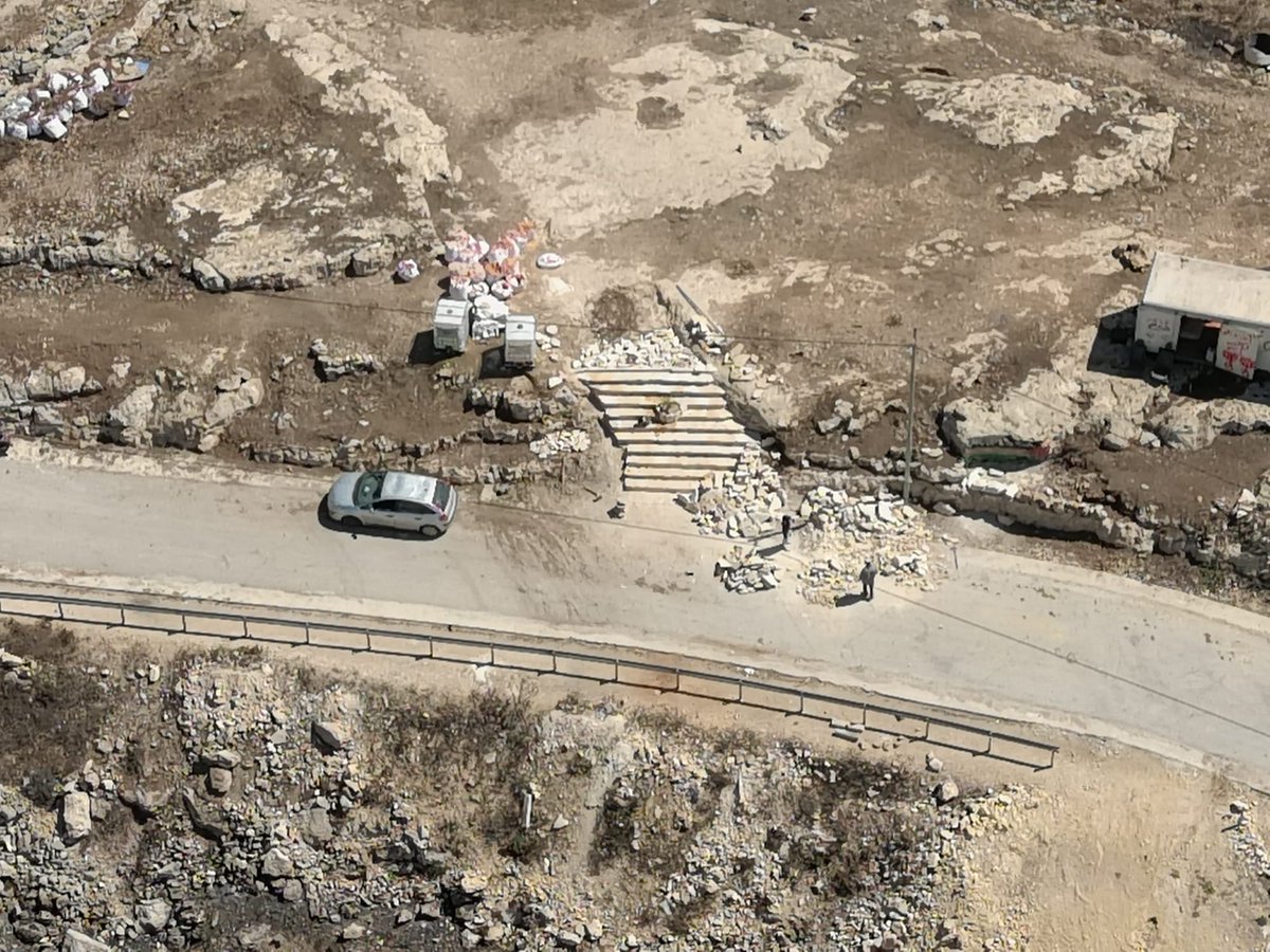 ככה נראה היום המבצר החשמונאי העתיק תל ארומה שבשומרון.
בתמונות שצילם לפני שעות בודדות <a href="/benayahu_mellet/">בניהו מלט</a> ניתן לראות חפירות טריות ובנייה חדשה על השרידים העתיקים ממש.
כמעט בפסגת התל מתנשא לגובה 6 קומות "מסגד השהידים" שנבנה לאחרונה, לצד תורן ענק עליו מתנוסס דגל אש"ף.>>