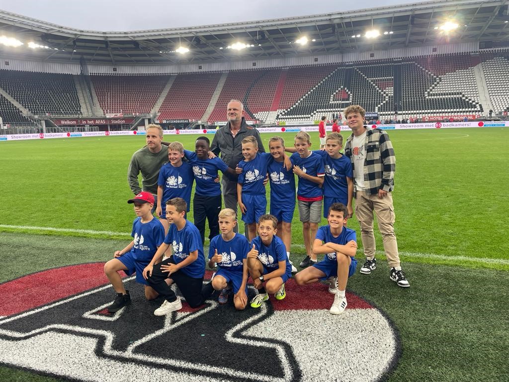 Basisschool Het Koraal in juni het Nederlands kampioenschap schoolvoetbal gewonnen.

Wethouder Gerard Slegers: “Als beloning voor deze bijzondere prestatie hebben we de jonge kampioenen afgelopen zondag uitgenodigd om de wedstrijd van AZ bij te wonen.
👇
rtvzaanstreek.nl/zaanstad-nieuws