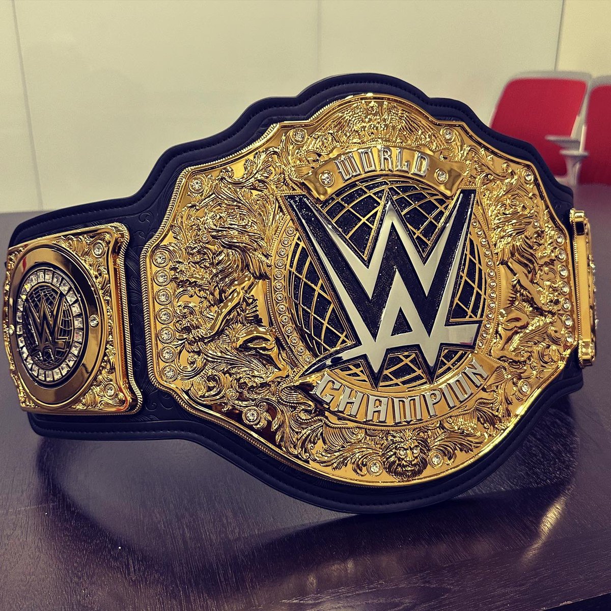 Well well well…look at what arrived 6 weeks early! The new WWE World Heavyweight Championship. Gotta go home and throw the Seth Rollins side plates on them! Super heavy and very detailed. I love it. #WWERaw #WWEShop #WWEShopShots #WWE #SethRollins @WWEShop