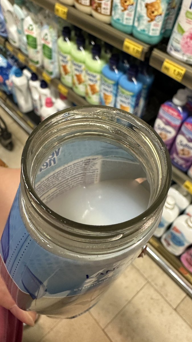 Doenermann09's tweet photo. Wenn ihr mal Weichspüler braucht, dann kauft nicht #Vernel von @Henkel
Haben wir dann auch stehen lassen, weil da ziemlich viel Luft in der Flasche ist, die man aber wegen der Aufkleber nicht sieht 😡 https://t.co/QZhSLDLLiK