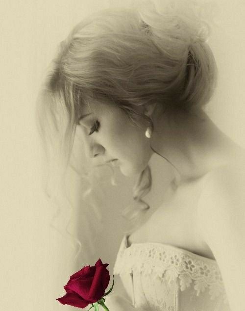 "Mutlu olmak nedir?" dedim. 
"Gülü dikenine rağmen sevmektir." dedi. 
"Yani bülbül olmaktır." dedim.
" Kanayıp güle rengini vermektir" dedi.
"O zaman mutluluk kana bulanmış güldür." dedim.
Gül-dü...

Ayşe Dikici