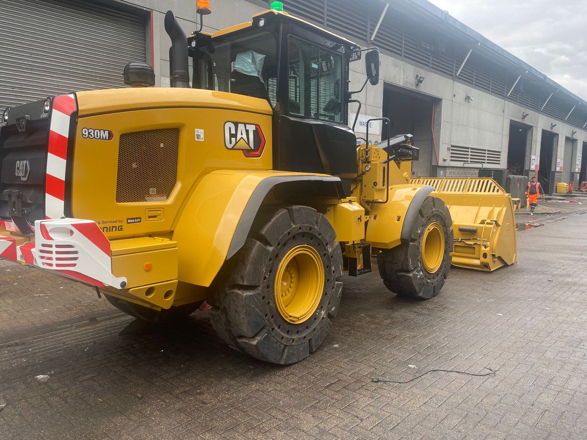 FinningNews's tweet photo. Nothing gives us more #MondayMotivation than a #NewCatMachine
This Cat® 930M Waste Handler was delivered to a recycling centre in Norfolk.
#CaterpillarEquipment #WasteHandler #Cat930 #Caterpillar #RecyclingCentre #FinningUKIreland https://t.co/AKlOVVwzDP