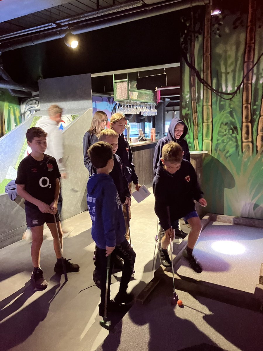 BBPrepBoarding's tweet photo. An incredible Monday night boarding adventure at @TheLight_UK .  Mini golf – it's the perfect way to beat the Monday blues! @Beachborough #iloveboarding #loveMondays #funwithfriemds #startheregoanywhere https://t.co/2RuO2aO8d1