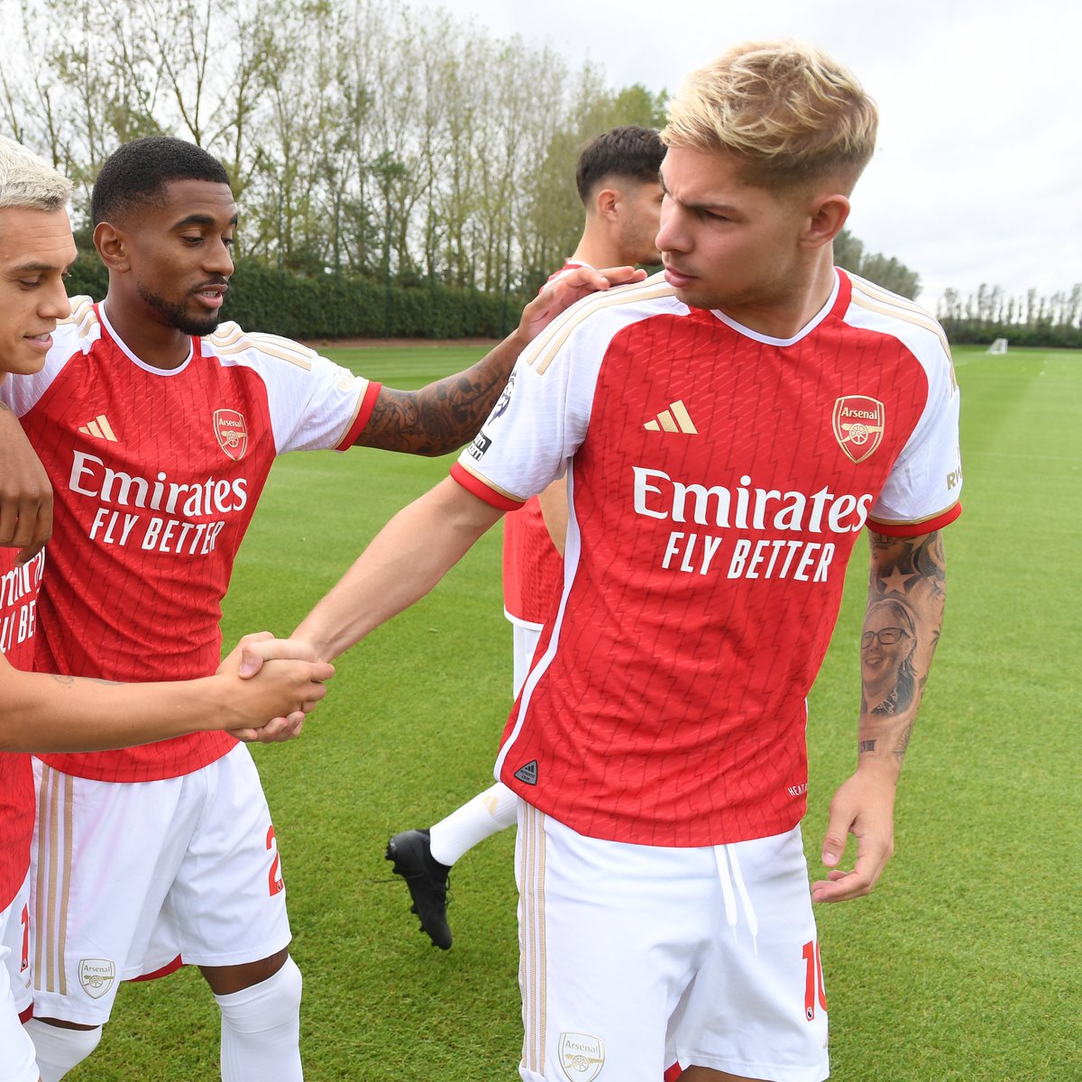 Arsenal's tweet photo. 📸 Picture perfect

Check out behind the scenes of our 2023/23 squad photo 👇