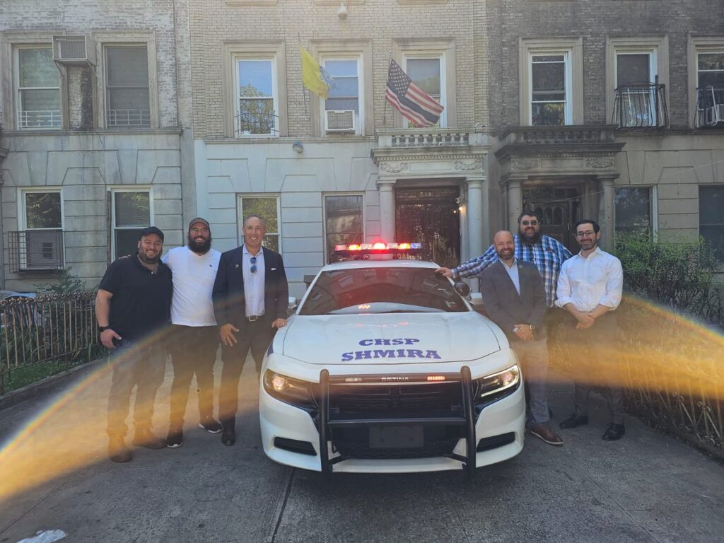 jfederations's tweet image. Thanks to funding from @UJAfedNY and #LiveSecure, the Community Security Initiative presented four new patrol vehicles to civilian patrols in Brooklyn in advance of the High Holidays. ow.ly/Fbmz50PMUaw